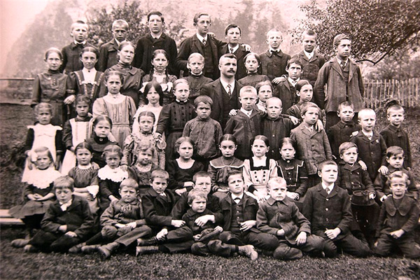 Školní děti v roce 1913.