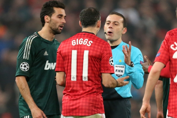 Vyloučení Naniho Manchester naštvalo. Už na trávníku došlo k ostrým debatám. Vyloučení Naniho Manchester naštvalo. Už na trávníku došlo k ostrým debatám.