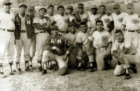 Chávez miloval baseball. Na snímku z vojenské akademi úplně vpravo dole.