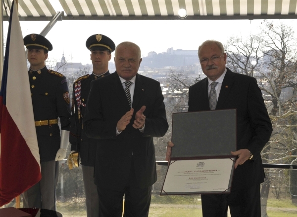 Klaus (vlevo) udělil slovenskému prezidentovi Řád bílého lva a Gašparovič svému protějšku Řád bílého dvojkříže. Klaus (vlevo) udělil slovenskému prezidentovi Řád bílého lva a Gašparovič svému protějšku Řád bílého dvojkříže.
