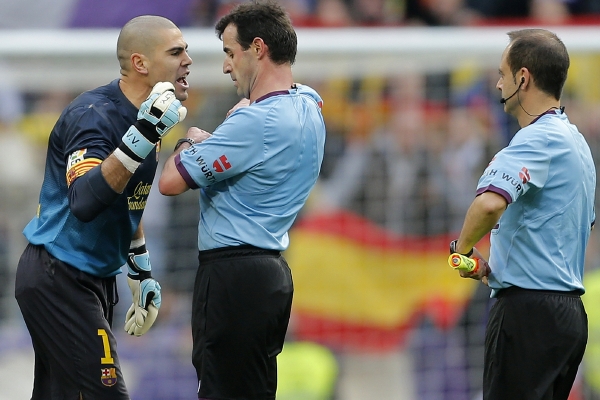 Gólman Valdés ve vášnivé diskusi s rozhodčím.