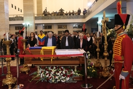 Venezuelané se loučí s Chávezem u jeho rakve.