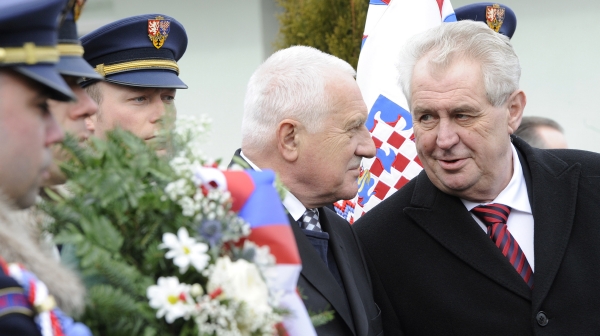 Václav Klaus (vlevo) s Milošem Zemanem při pokládání věnců.