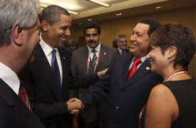 Hugo Chávez s Barackem Obamou (vlevo).