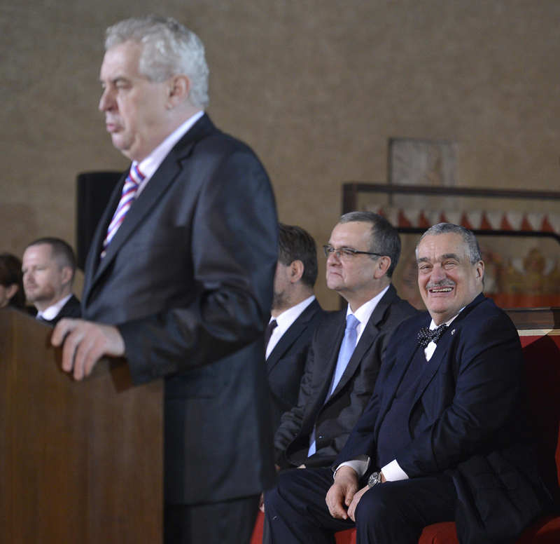Vydařená momentka zachycuje Miloše Zemana při projevu a smějícího se ministra zahraničí Karla Schwarzenberga (vpravo), kterého Zeman porazil v prezidentských volbách.