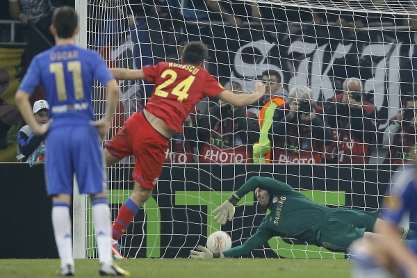 Petr Čech inkasuje z penalty. Petr Čech inkasuje z penalty.