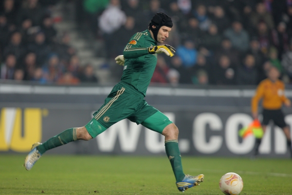 Petr Čech s Chelsea prohrál úvodní osmifinále Evropské ligy proti Bukurešti.