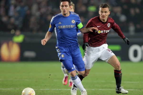 Se Spartou si David Lafata zahrál v Evropské lize i proti Chelsea. Na snímku je s hvězdou Blues Frankem Lampardem.
