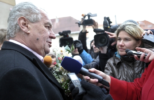 Prezident Miloš Zeman v obklopení novinářů.