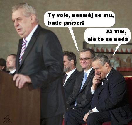 Povedená momentka Zemana při projevu a smějícího se Schwarzenberga s Kalouskem se na vytvoření vtipu přímo nabízela.