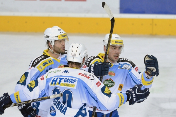 Hokejisté Komety Brno se radují z gólu.