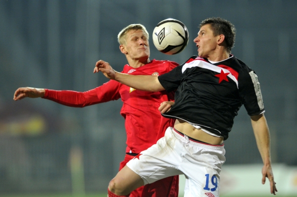 Michal Škoda z Brna (vlevo) a obránce Slavie Matúš Čonka.