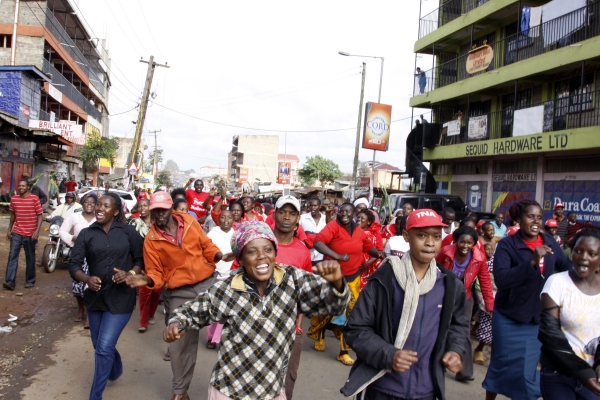 Šťastní příznivci kandidáta na prezidenta Uhuru Kenyatty vyráží po zveřejnění předběžných výsledků slavit do ulic. Šťastní příznivci kandidáta na prezidenta Uhuru Kenyatty vyráží po zveřejnění předběžných výsledků slavit do ulic.