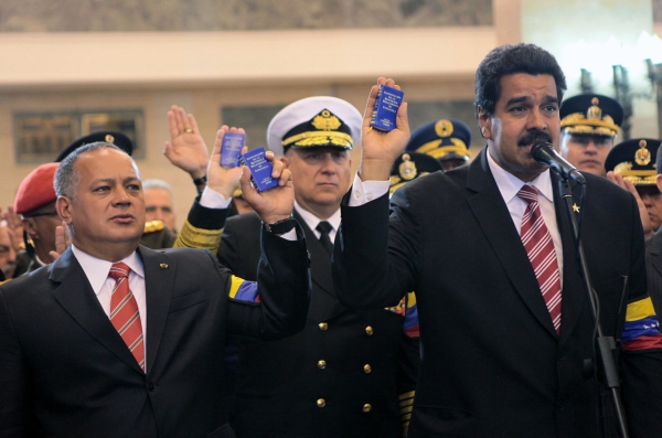Viceprezident Nicolás Maduro (napravo) složil do rukou poslanců přísahu a stal se dočasným prezidentem země