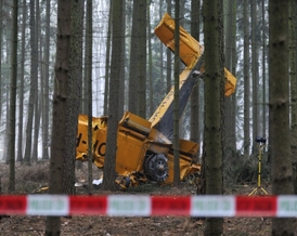 Při pádu práškovacího letadla zemřel jeho pilot.
