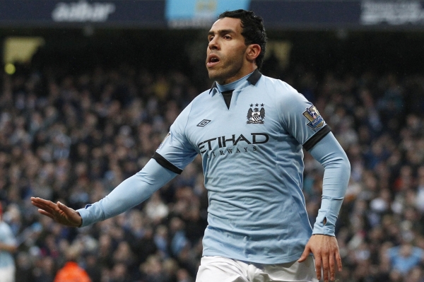 Carlos Tévez hattrickem zařídil postup Manchesteru City.