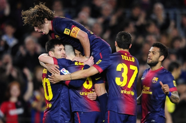 Fotbalisté Barcelony se radují z gólu.