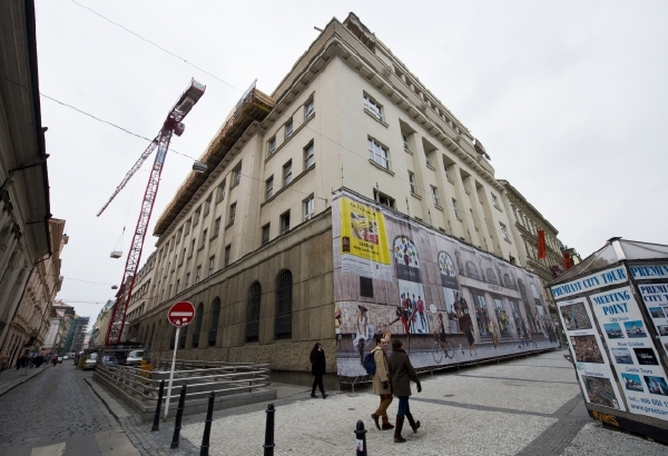 Zatímco objekty ve vnitrobloku v Praze 1 mezi Panskou a Jindřišskou ulicí a ulicí Na Příkopě na zahájení developerského projektu teprve čekají, dům na rohu ulic Panská a Na Příkopě už přestavbu zažívá Zatímco objekty ve vnitrobloku v Praze 1 mezi Panskou a Jindřišskou ulicí a ulicí Na Příkopě na zahájení developerského projektu teprve čekají, dům na rohu ulic Panská a Na Příkopě už přestavbu zažívá