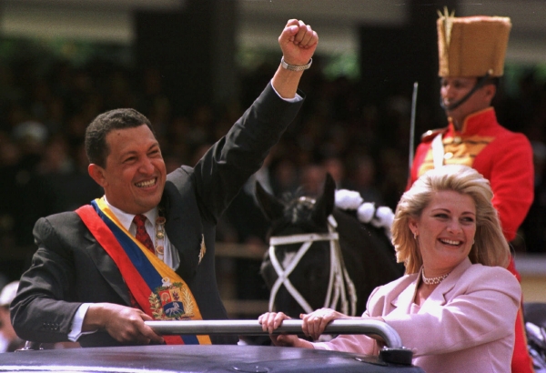 Venezuelané chtějí tělo Cháveze nabalzamovat proto, aby ho jeho lid navždy měl. Chávez na fotografii se svoji manželkou.