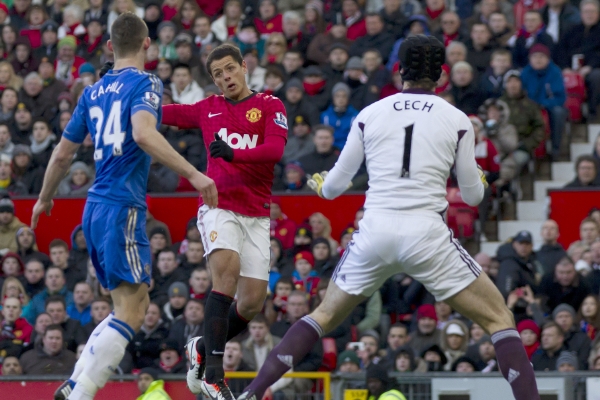 Petr Čech v duelu s United.