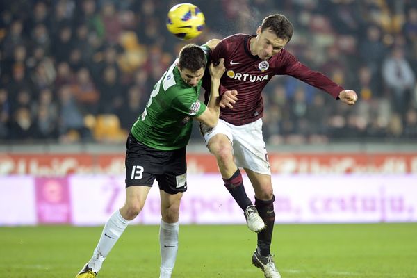 David Lafata (vpravo) v duelu s Jabloncem.