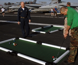 Američané v klidu. Golf hrají přímo na letadlových lodích.
