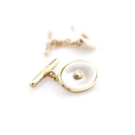 Perleťové knoflíčky s diamanty stojí dva a půl tisíce eur.