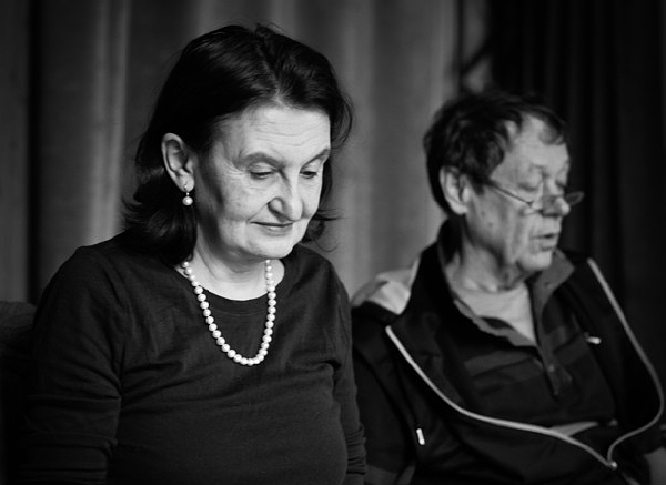 Eva Holubová a Oldřich Vízner se ujali rolí bývalé spisovatelky a jejího mrtvého přítele. Eva Holubová a Oldřich Vízner se ujali rolí bývalé spisovatelky a jejího mrtvého přítele.