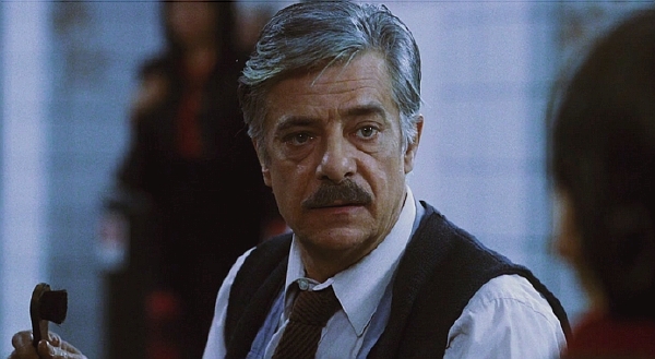 Giancarlo Giannini ve snímku Mimic z roku 1997. Giancarlo Giannini ve snímku Mimic z roku 1997.