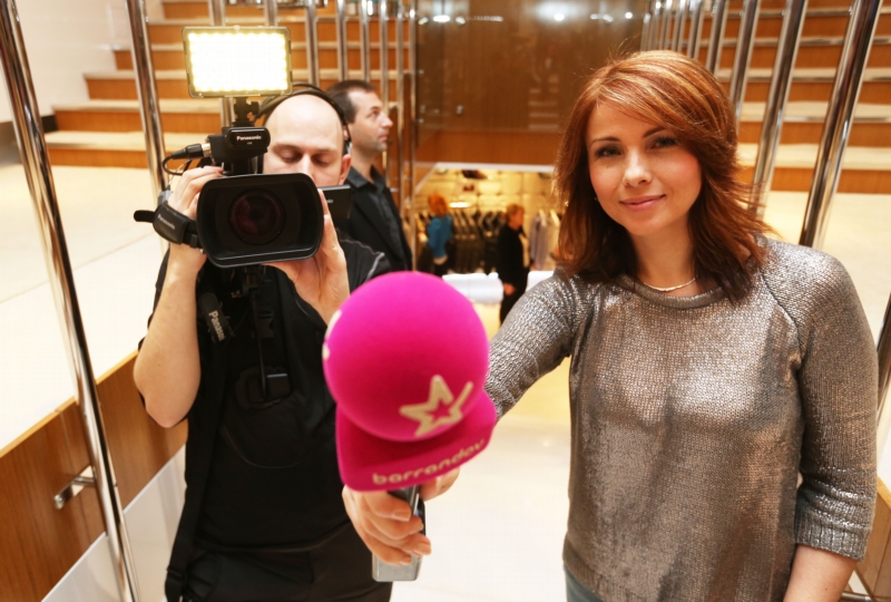 Nicol Lenertová jako redaktorka Prominentů.