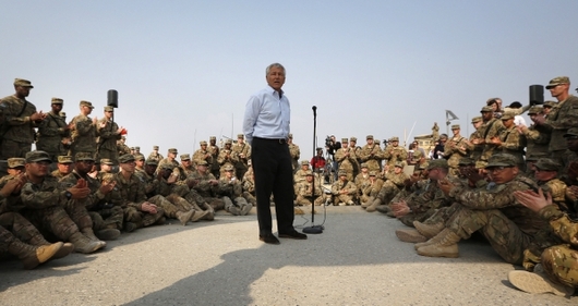 Ministr Hagel mezi svými vojáky. Ministr Hagel mezi svými vojáky.