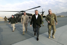 Ministr Hagel po příletu do Afghánistánu.