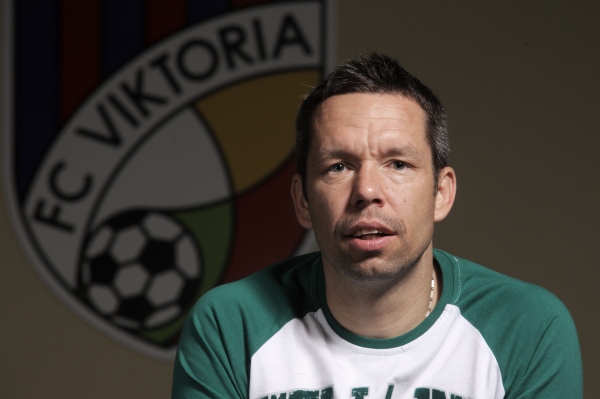 Kapitán plzeňských fotbalistů Pavel Horváth prodloužil s Viktorií smlouvu o další rok. Kapitán plzeňských fotbalistů Pavel Horváth prodloužil s Viktorií smlouvu o další rok.