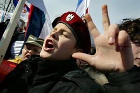 Demonstrace Srbů v Kosovské Mitrovici.