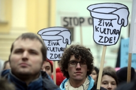 Iniciativa Zachraňte kulturu 2013 uspořádala 14. února před budovou Ministerstva kultury demonstraci proti škrtům, které zasáhly oblast grantů na tzv. živou kulturu.