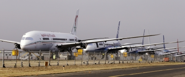 Boeingy typu 787 Dreamliner jsou zaparkovány do doby, než se vyřeší jejich problém s bateriemi. Boeingy typu 787 Dreamliner jsou zaparkovány do doby, než se vyřeší jejich problém s bateriemi.