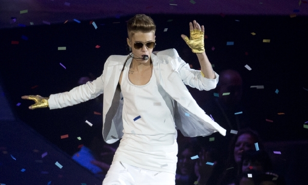 Popový zpěvák Justin Bieber zrušil z nejasných důvodů svůj koncert v Lisabonu.