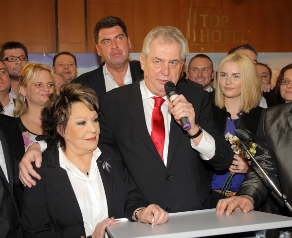 Jiřina Bohdalová byla jednou z hlavních podporovatelek Miloše Zemana, inaugurace se však nezúčastnila kvůli operaci. Jiřina Bohdalová byla jednou z hlavních podporovatelek Miloše Zemana, inaugurace se však nezúčastnila kvůli operaci.
