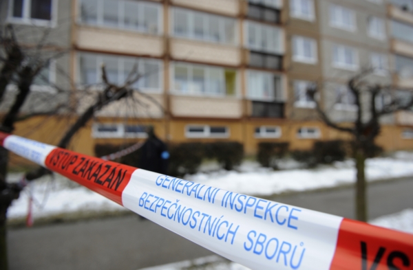 Kvůli nalezené výbušnině museli hasiči z panelového domu evakuovat 30 lidí a okolí domu uzavřít.
