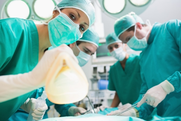 Pokud se pacient probudí uportsřed operace, může ho to ohrozit na životě. Nebezpečné je to zejména u neurologických zákroků, kde musí lékaři operovat s přesností na milimetry.