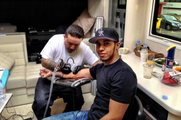 Lewis Hamilton si pořídil další tetování.