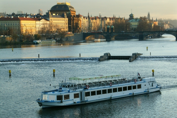 Smetanovo nábřeží je jednou z nejužívanějších turistických tras v Praze.