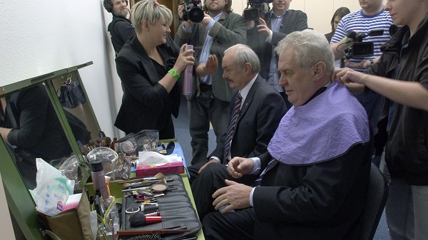 Snímek z natáčení dokumentu, na kterém vidíme Přemysla Sobotku a Miloše Zemana.