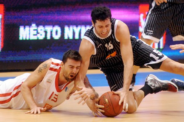 Zleva Radoslav Rančík z Nymburka a Alex Mumbru z Bilbaa. Zleva Radoslav Rančík z Nymburka a Alex Mumbru z Bilbaa.