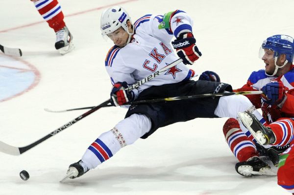 Zleva Petr Průcha z Petrohradu v souboji s Jiřím Novotným a Michalem Řepíkem z HC Lev.