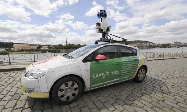 Od roku 2007 Google posílal do terénu auta s kamerami na střechách, které pořizovaly obrázky pro komponent Google Maps - Street View. 