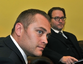Obhájci Davida Ratha: Adam Černý (vlevo) a Roman Jelínek.