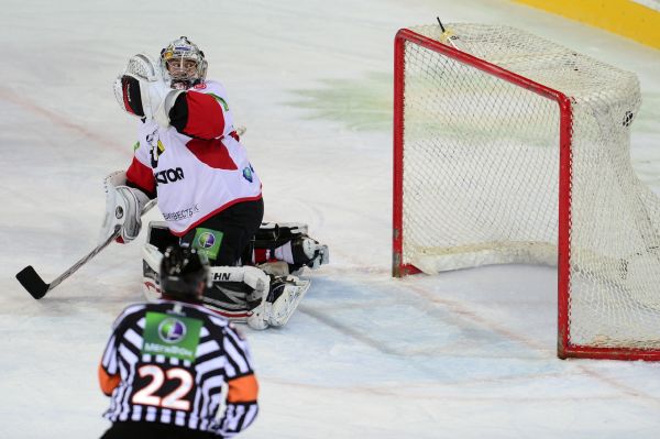Rekordman Michael Garnett v bráně Traktoru.