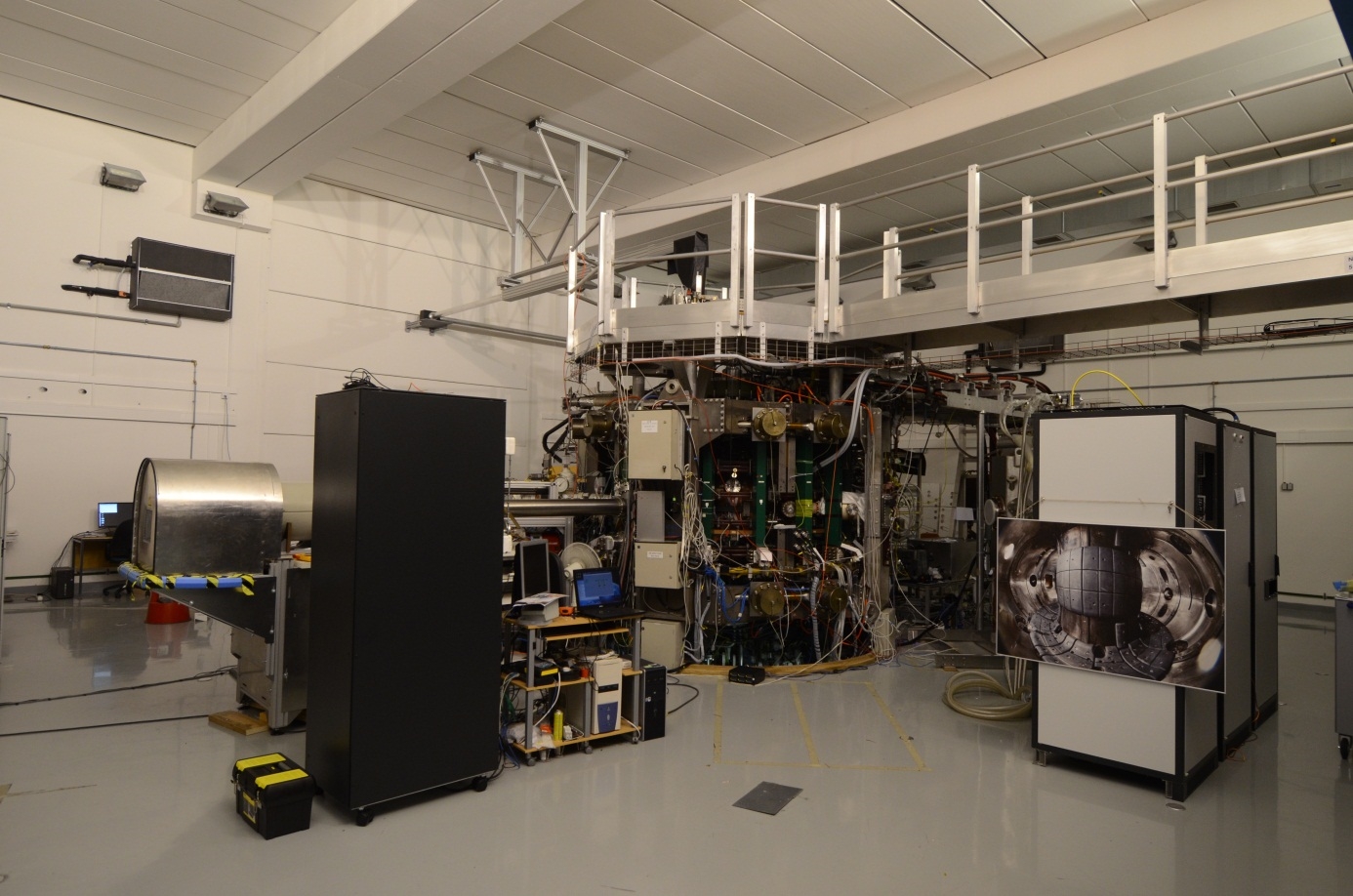 Pohled na tokamak COMPASS.