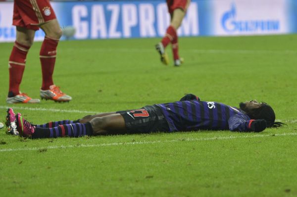 Gervinho z Arsenalu leží zklamaně na hřišti.